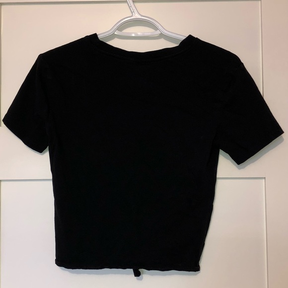 Black cropped t-shirt with a tie - Picture 2 of 3